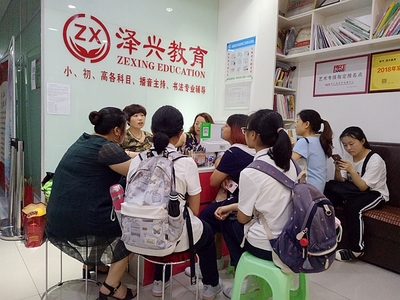 涪陵澤興高品質(zhì)教育機構(gòu)2019暑期班報名異常火爆，教育咨詢炙手可熱